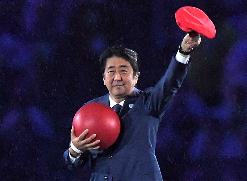 リオデジャネイロ五輪の五輪旗引き継ぎ式でマリオに扮して登場した安倍晋三首相(当時)=リオデジャネイロのマラカナン競技場で2016年8月21日、和田大典撮影