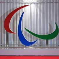 パラリンピックシンボル「スリーアギトス」のオブジェ＝東京都新宿区で2021年5月、手塚耕一郎撮影