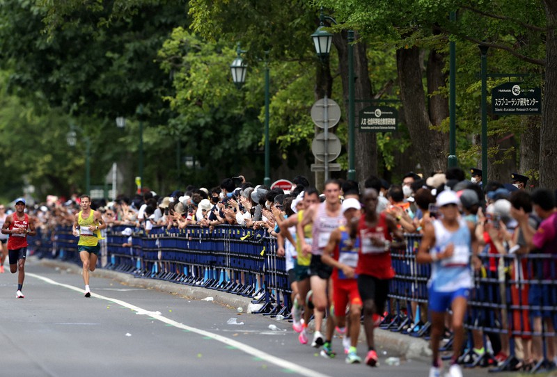 男子マラソンで北海道大のコースの沿道を埋め尽くす観客=札幌市北区で2021年8月8日午前8時5分、貝塚太一撮影