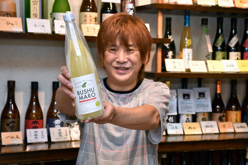 「ブシュマロ」人気の手応えを語る佐野店長=四万十市中村天神橋の酒蔵ことぶき屋で2021年7月29日、上野力撮影
