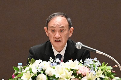 長崎原爆犠牲者慰霊平和祈念式典後、記者会見する菅義偉首相＝長崎市内のホテルで2021年8月9日午後1時34分（代表撮影）