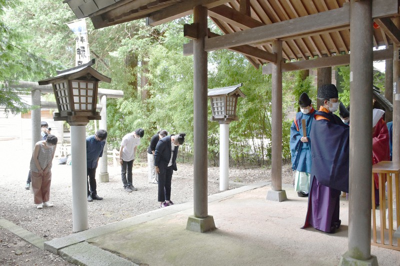 神明社の例祭に合わせて三陸ジンジャーを奉納する盛岡しょうが市実行委員会のメンバー(奥)=盛岡市八幡町の盛岡八幡宮で2021年8月8日午前11時11分、日向米華撮影