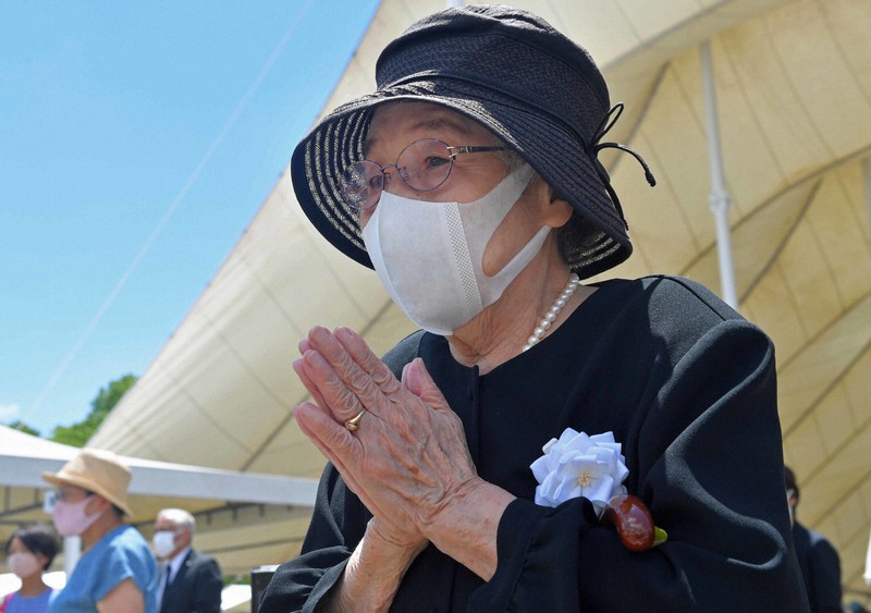 平和祈念式典の終了後、手を合わせる二重被爆者の福井絹代さん=長崎市の平和公園で2021年8月9日午後0時3分、平川義之撮影