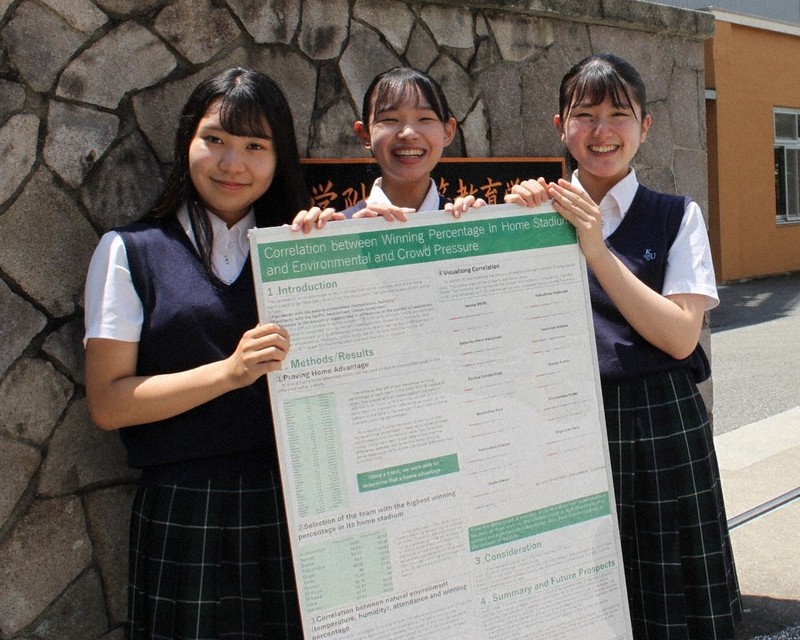 国際統計ポスターコンクールで世界一に輝いた(左から)小川千遥さん、山本望実さん、脇阪紀恵さん=神戸市東灘区の神戸大学付属中等教育学校で、木田智佳子撮影