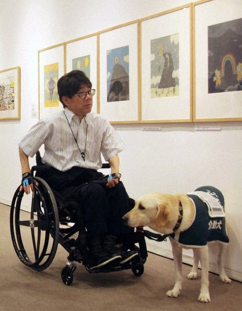 介助犬デイジーと美術展を訪れる木村佳友さん=兵庫県西宮市で、高尾具成撮影