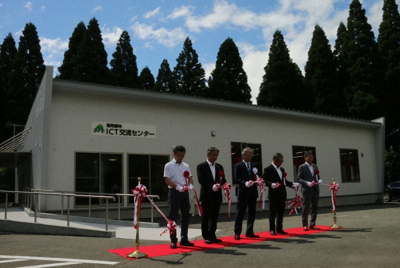 ICT交流センターの前でテープカットをする吉良・南阿蘇村長(中央)ら