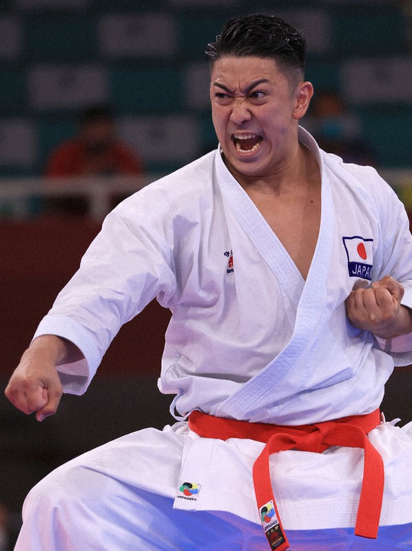 男子形、喜友名の気迫のこもった演武＝梅村直承撮影