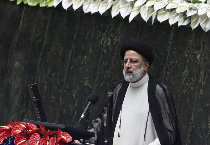 イランのライシ大統領=テヘランで2021年8月5日、AP