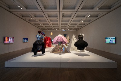 目は語る：7月 「宇佐美圭司 よみがえる画家」展 「知性の表現者」を