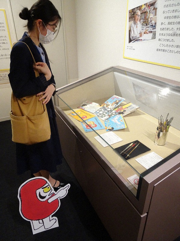 作品の原画や文房具などの愛用品が展示されている=千葉県市川市鬼高で2021年7月16日、小林多美子撮影