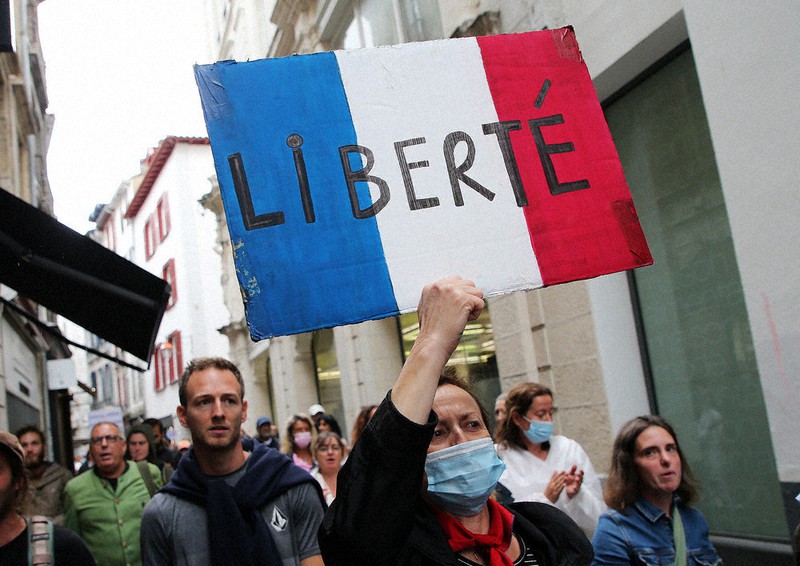 ワクチン接種を拒否する「選択の自由」を求めデモ行進する人々=フランス南西部バイヨンヌで7日、AP
