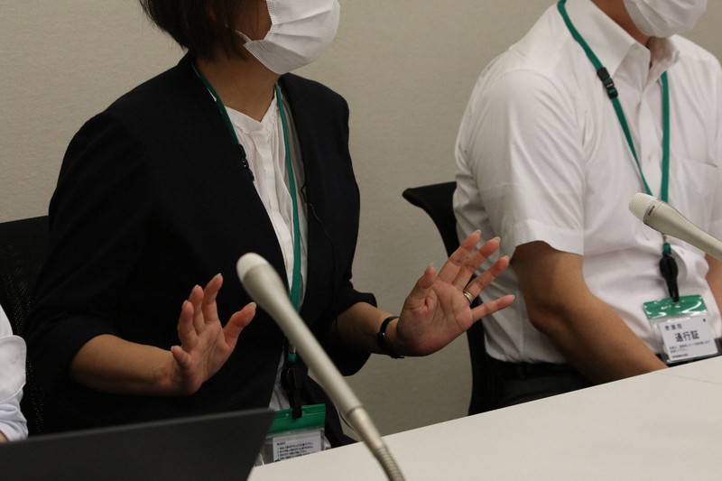 財務省の決裁文書改ざんを苦に自殺した赤木俊夫さんの妻雅子さん(左)。財務省への情報公開請求後に記者会見し「真実が知りたい」と訴えた=東京都千代田区で2021年8月11日午後2時35分、大場弘行撮影