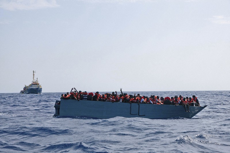 イタリア沖の地中海で2日、助けを待つ難民らが乗った船=AP