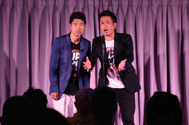 戦時中の何気ない日常を漫才で描き出した竹森さん(左)と阿部さん=長崎市で2021年8月11日午後2時22分、中山敦貴撮影