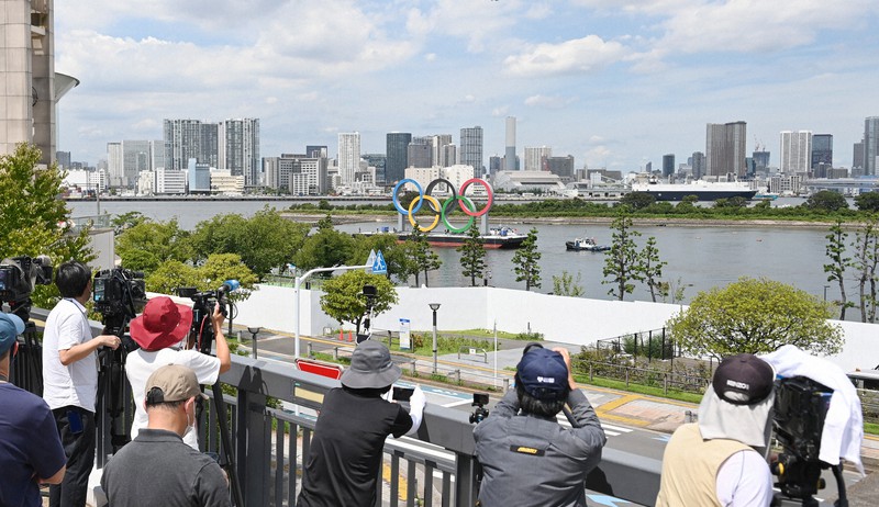 さようなら五輪マーク お台場海上から撤去 都はリサイクル検討 写真特集1 5 毎日新聞