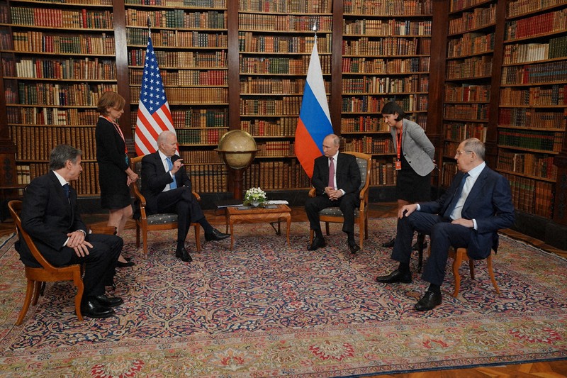 会談するバイデン米大統領(中央左)とプーチン露大統領(中央右)=スイスのジュネーブで2021年6月16日、ホワイトハウスのフェイスブックより