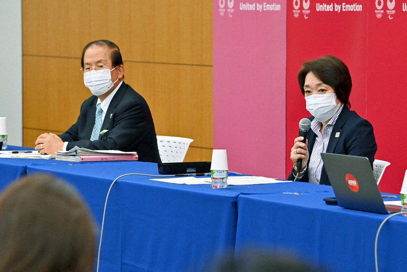 東京オリンピックの無観客開催について5者協議や関係自治体等連絡協議会を終え、記者会見する大会組織委員会の橋本聖子会長(右)と武藤敏郎事務総長=東京都中央区で2021年7月9日午前0時6分(代表撮影)