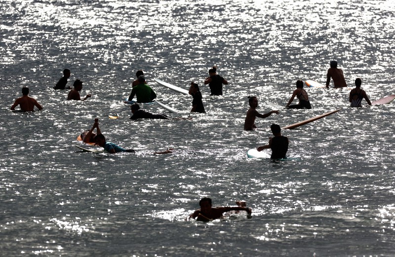 波を待つ大勢のサーファーたち=沖縄県北谷町で2021年8月4日午後4時37分、喜屋武真之介撮影