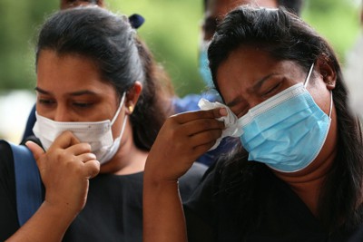 スリランカ人女性、ウィシュマ・サンダマリさんが死亡した問題で、入管庁のビデオの一部を視聴した後、取材に応じて涙を流す妹ワユミさん（右）とポールニマさん＝東京都千代田区で2021年8月12日午後4時56分、小川昌宏撮影