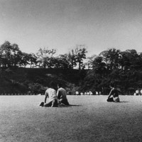 終戦の「玉音放送」を聞き、皇居前で土下座する人々＝1945年8月15日撮影