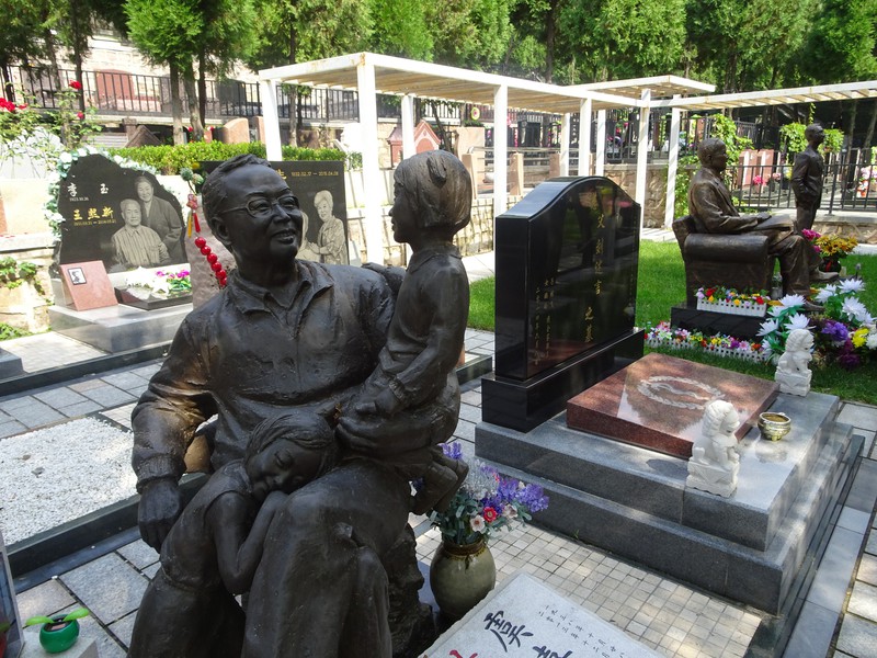 万里の長城近くにある八達嶺霊園には、銅像付きの豪勢なお墓が数多く建っていた＝2016年９月、滝野隆浩撮影