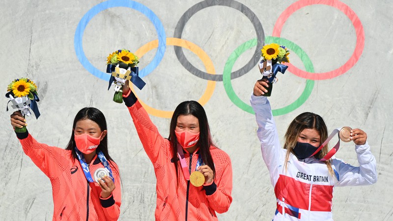 東京五輪では日本の金メダル獲得が話題となった。写真はスケートボード女子パークで金メダルの四十住さくら選手(中央)ら=東京・有明アーバンスポーツパークで2021年8月4日、宮間俊樹撮影