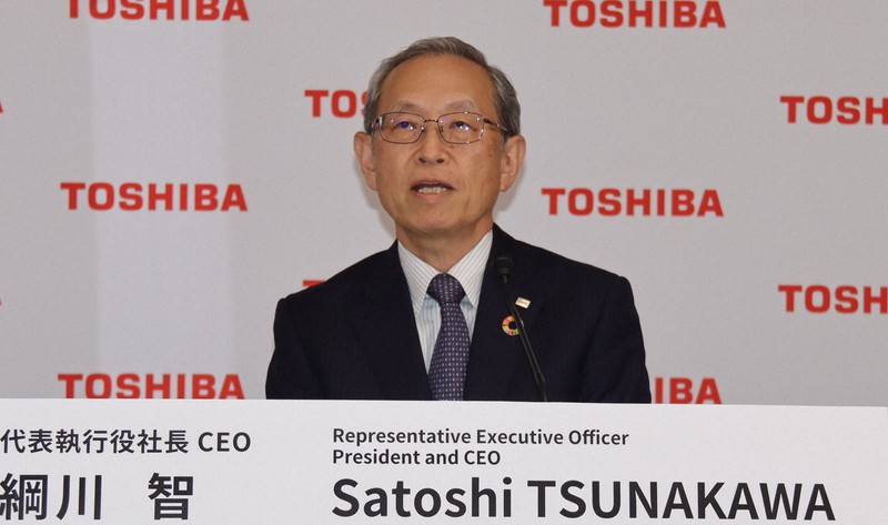 オンラインで記者会見する東芝の綱川智社長=2021年8月12日、東芝提供