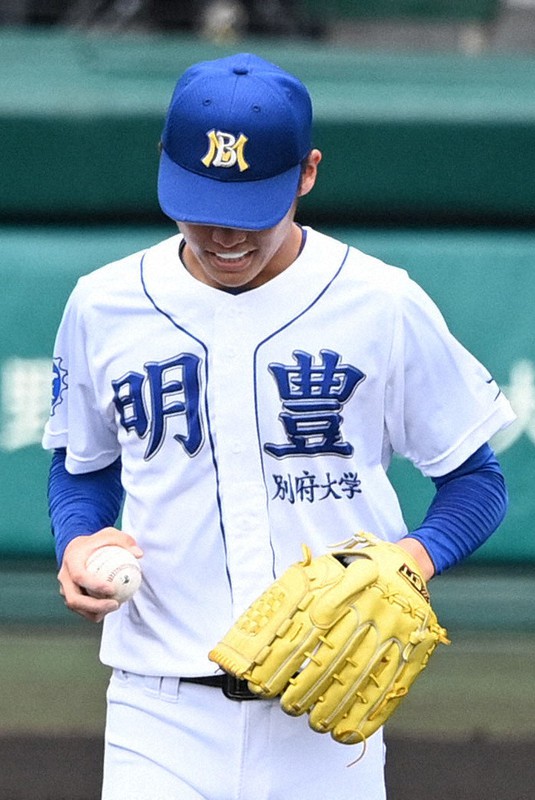 【明豊-専大松戸】一回裏専大松戸1死三塁、打者・石井の時、暴投で三塁走者の生還を許し、マウンドで肩を落とす明豊の京本=阪神甲子園球場で2021年8月16日、滝川大貴撮影