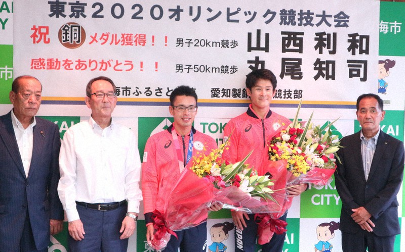 東海市の花田勝重市長(左から2人目)に東京五輪の報告をする山西利和選手(同3人目)と丸尾知司選手(同4人目)=愛知県東海市役所で2021年8月16日、黒尾透撮影