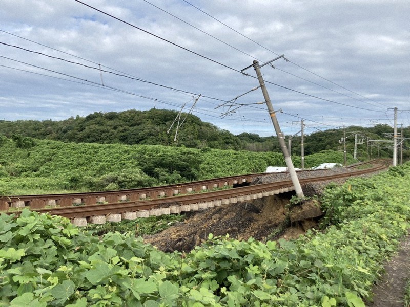 記録的大雨 鉄道や道路が寸断 土砂崩れ 住宅一部損壊も 山口 毎日新聞
