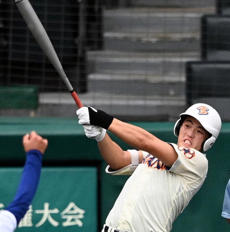 【鹿島学園-盛岡大付】四回裏盛岡大付2死一、二塁、平内が右越え3点本塁打を放つ=西夏生撮影