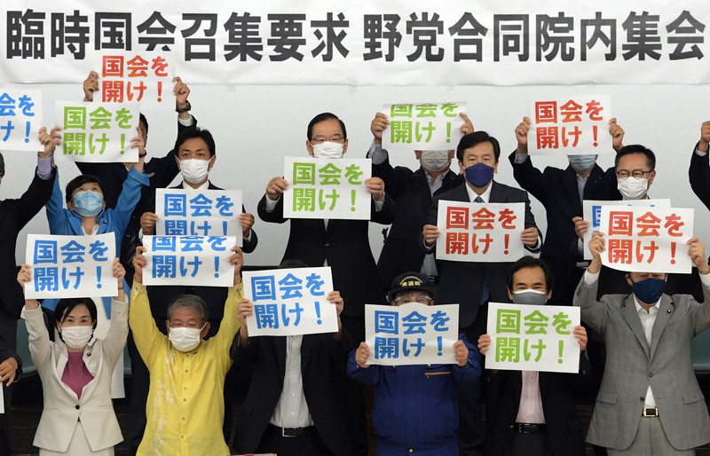 野党合同院内集会で臨時国会召集を求める立憲民主党の枝野幸男代表(中列右から2人目)ら=国会内で2021年8月17日午後2時29分、竹内幹撮影