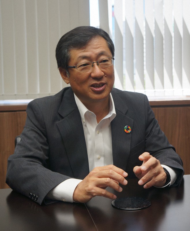 インタビューに応じる三菱UFJ銀行の笠晶九州・沖縄本部長=福岡市中央区で2021年8月5日午前10時25分、植田憲尚撮影