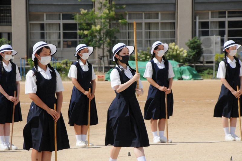プラカード担当の女子生徒 球児に劣らぬ熱い思い 夏の甲子園 毎日新聞