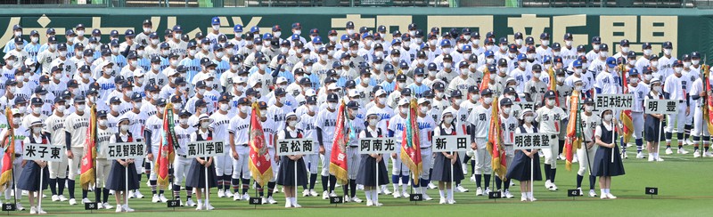 プラカード担当の女子生徒 球児に劣らぬ熱い思い 夏の甲子園 毎日新聞