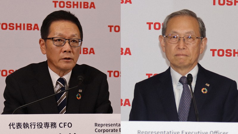 オンラインで4~6月期決算を発表する東芝の綱川智社長(右)と平田政善専務(左)=2021年8月12日(いずれも東芝提供)