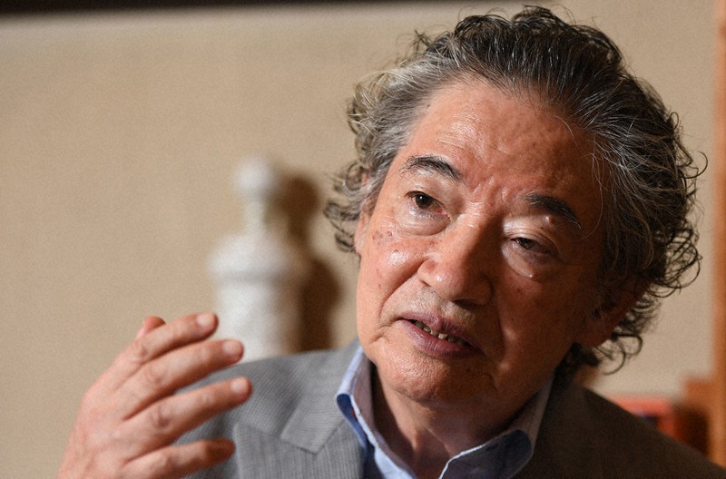 インタビューに答える作家の大下英治さん=東京都杉並区で2021年7月21日、宮本明登撮影