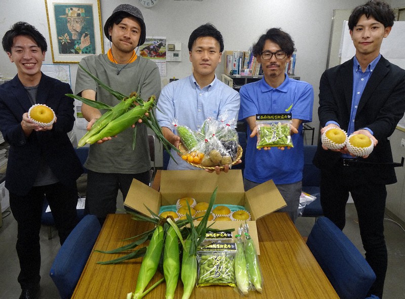 「エコチョク」を立ち上げたファームコネクトのメンバーと出品者=千葉県船橋市で2021年7月28日、小林多美子撮影