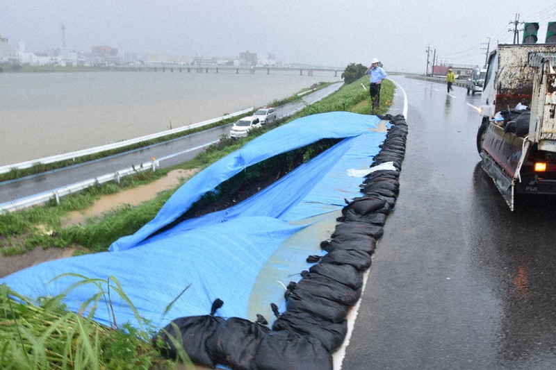 大雨でのり面が崩れた紀の川の堤防。上部には県道が走る=和歌山市で、山口智撮影