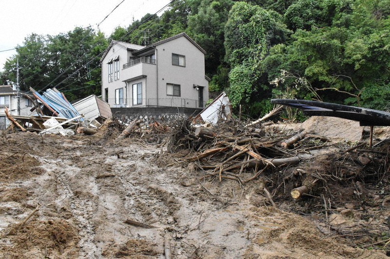 住宅地に流れ込んだ土砂=広島市西区己斐上5で、根本佳奈撮影