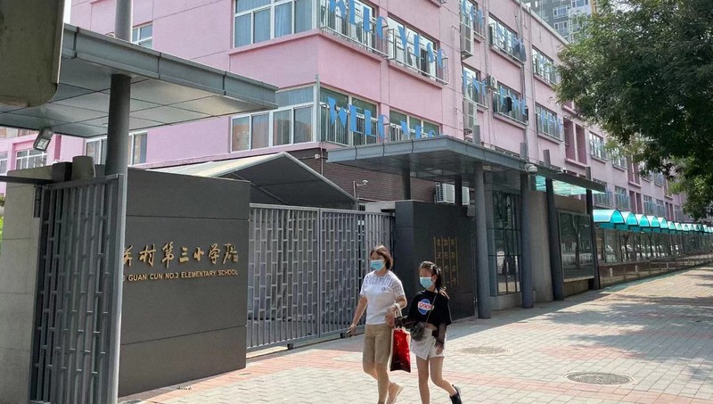 入学希望者が殺到し、周辺のマンション価格が高騰する北京市内の有名小学校=2021年8月6日、小倉祥徳撮影