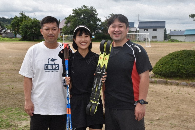 大場さん(中央)の競技をサポートする三浦監督(左)と父の学さん(右)=山形県尾花沢市立福原小で2021年8月1日午後1時26分、小寺泰介撮影