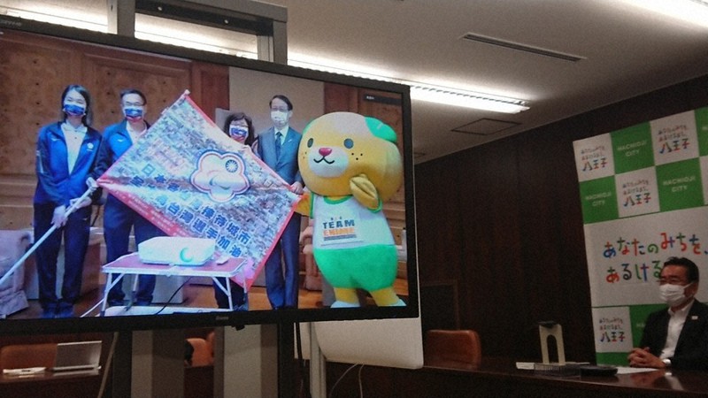 ホストタウンから台湾パラリンピック委員会への応援旗贈呈式を見守る石森孝志・八王子市長(右)=2021年8月18日、同市役所で野倉恵撮影
