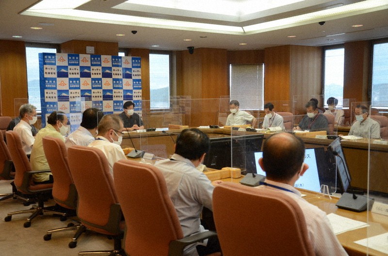 県内に2度目の緊急事態宣言を発令するという政府の決定を受け、県が開いた感染症対策の本部員会議=静岡市葵区の県庁で2021年8月18日、金子昇太撮影