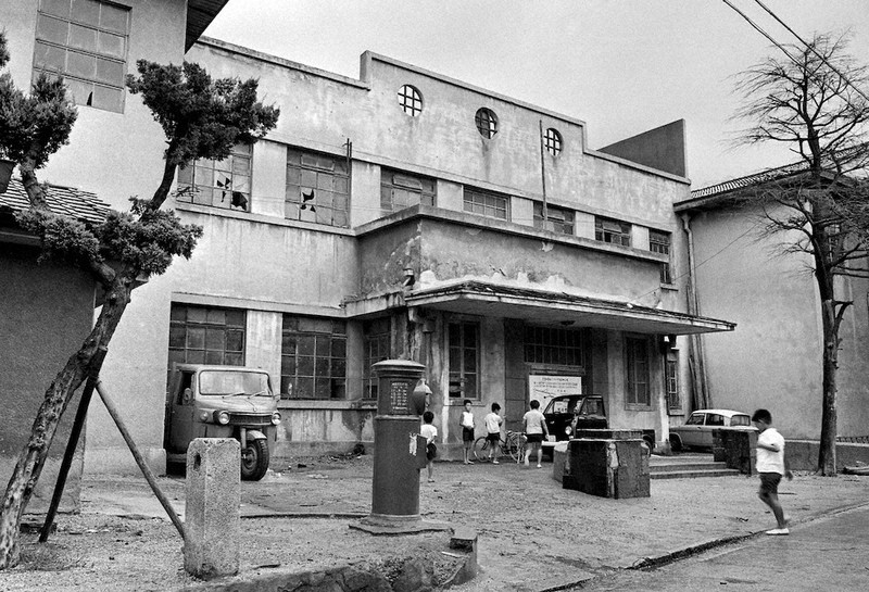 児童公園になる旧阿倍野区役所。子どもたちは既に遊び場にしているようだ=1967年8月22日撮影