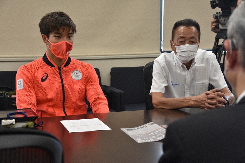 市長に東京五輪での体験を語る南出大伸選手(左)=和歌山県海南市役所で、松本博子撮影