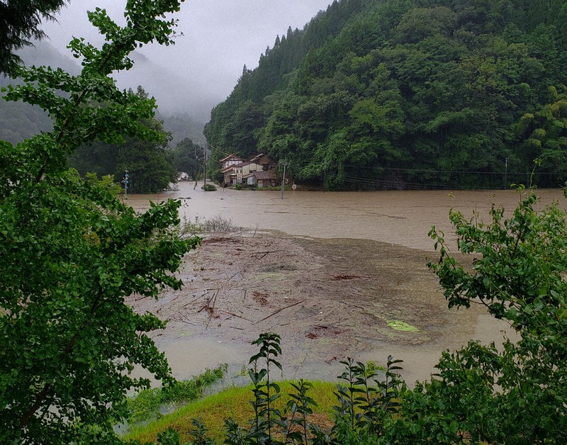 大雨で増水した君谷川。港地区の県道や町道は泥水につかった=島根県美郷町で2021年8月14日、屋野忠司さん提供