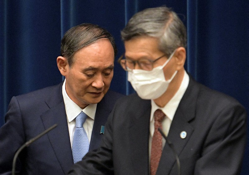 新型コロナウイルス感染症対策本部の会合後の記者会見を終え、会見室を出る菅義偉首相(左)と新型コロナウイルス感染症対策分科会の尾身茂会長=首相官邸で2021年8月17日午後10時3分、竹内幹撮影
