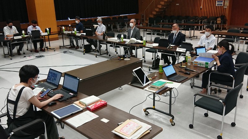 新型コロナウイルスワクチンの接種と健康被害の因果関係について審査する「疾病・障害認定審査会感染症・予防接種審査分科会」=東京都港区で2021年8月19日午後1時31分、矢澤秀範撮影