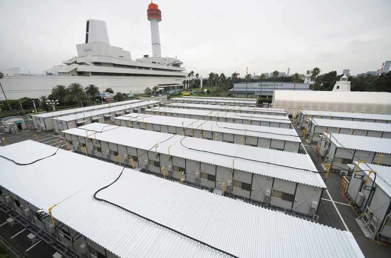 日本財団が新型コロナウイルスの軽症患者用として建設し、報道公開されたコロナ療養施設。左奥は船の科学館=東京都品川区で2020年7月30日午後1時7分、手塚耕一郎撮影